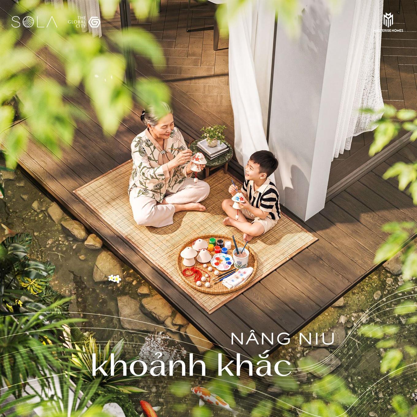 Bà và cháu vẽ tranh