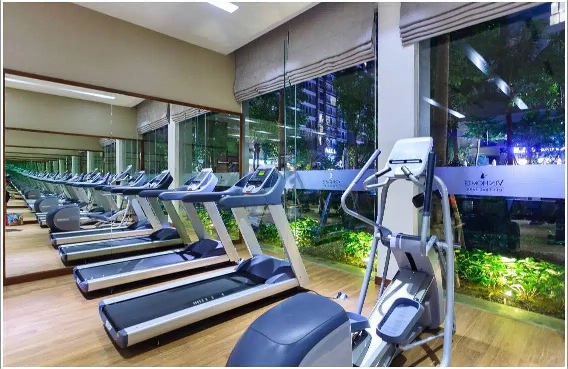 Phòng gym nhìn ra cây xanh