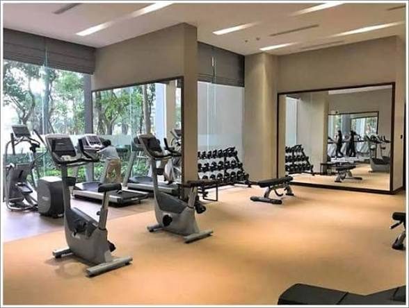 Phòng tập với xe đạp và tạ