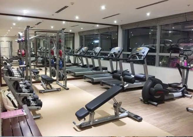 Phòng gym với máy tập và tạ