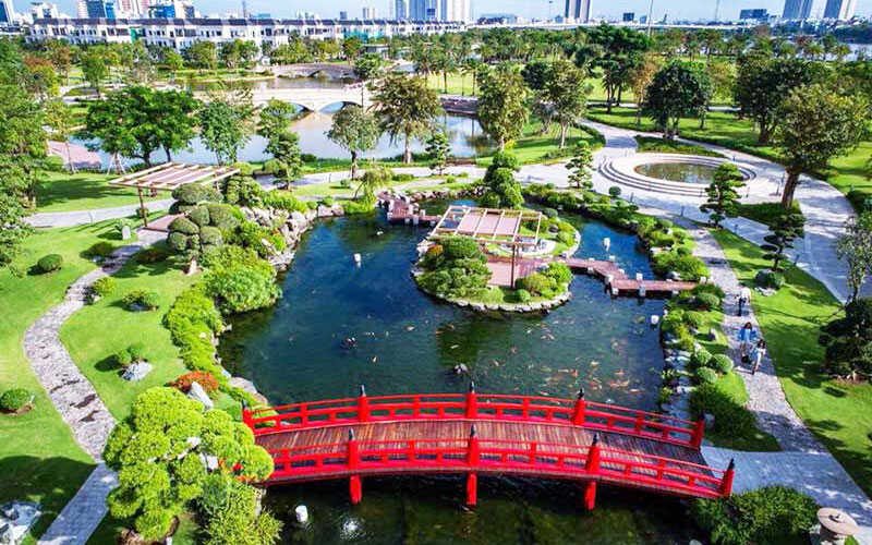 Vườn Nhật với hồ cá Koi và cây cầu đỏ