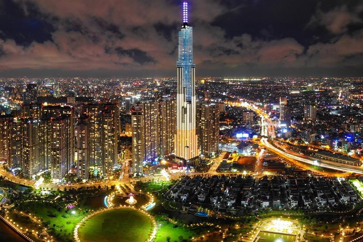 Toàn cảnh Vinhomes Central Park về đêm, tháp Landmark 81 sáng đèn bên công viên