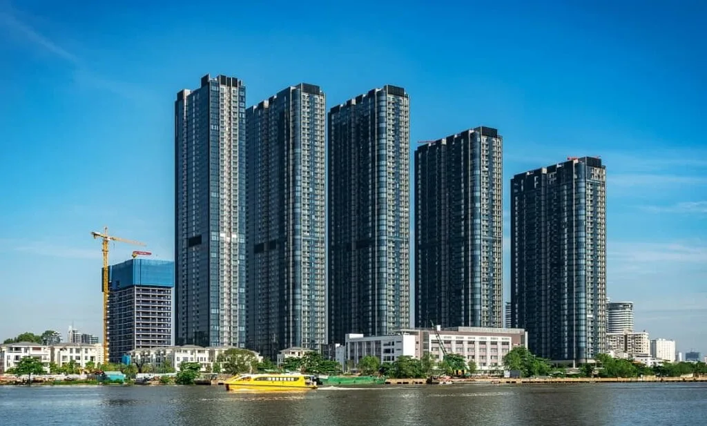 Các tòa tháp Vinhomes Golden River nhìn từ sông Sài Gòn