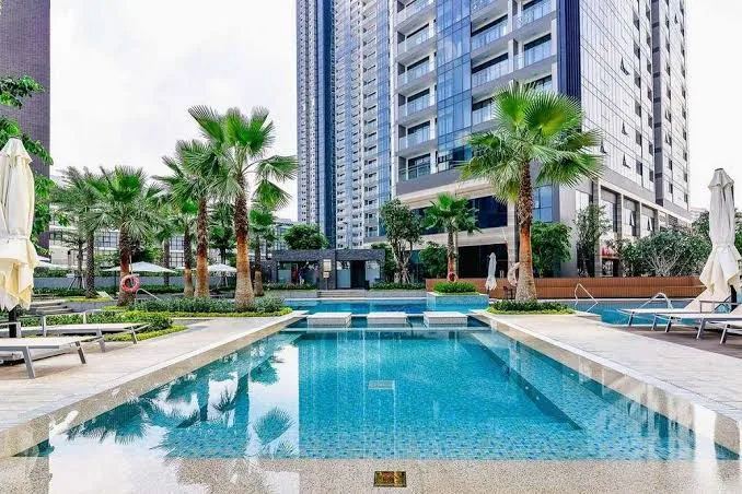 Hồ bơi và ghế tắm nắng
