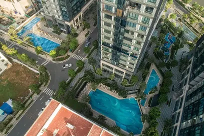 Toàn cảnh hồ bơi và tòa tháp từ trên cao