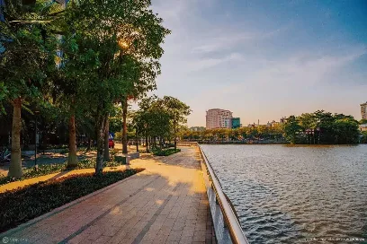 Đường dạo ven sông lúc hoàng hôn
