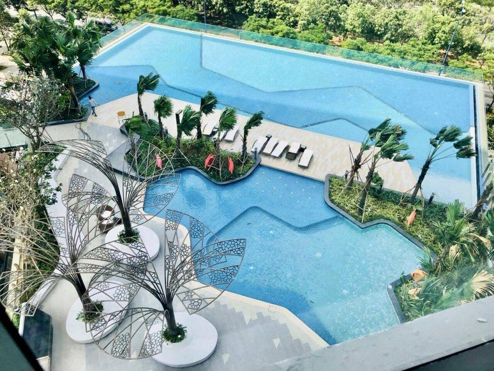 Hồ bơi tràn bờ giữa vườn cây nội khu