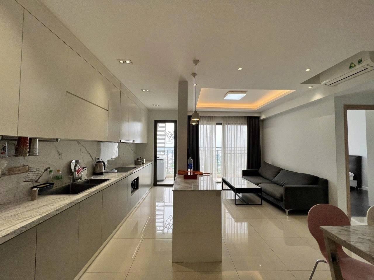 Cho thuê căn 3PN 109m² tháp tầng cao The Sun Avenue, ốp đá vân mây, bếp đảo sang trọng