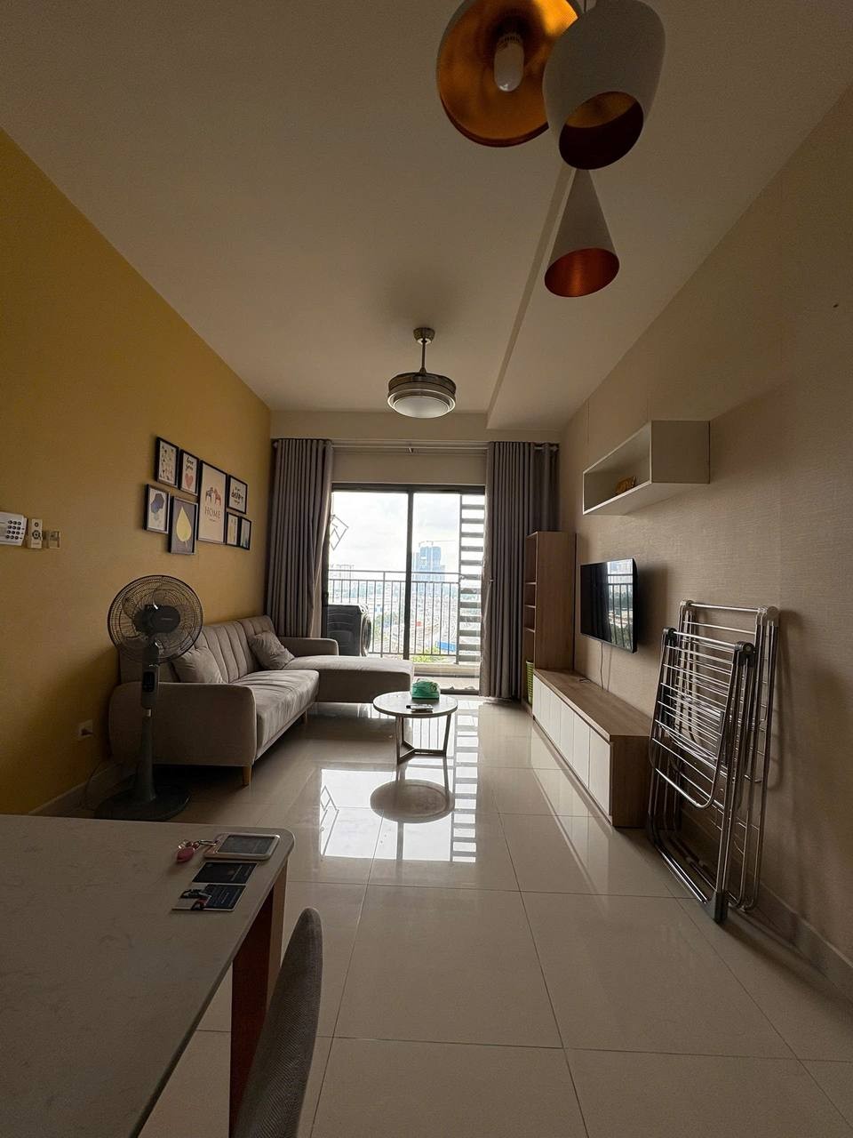 Cho thuê căn 2PN+1 79m² tháp The Sun Avenue, tường vàng ấm áp, phòng ngủ kiểu Nhật