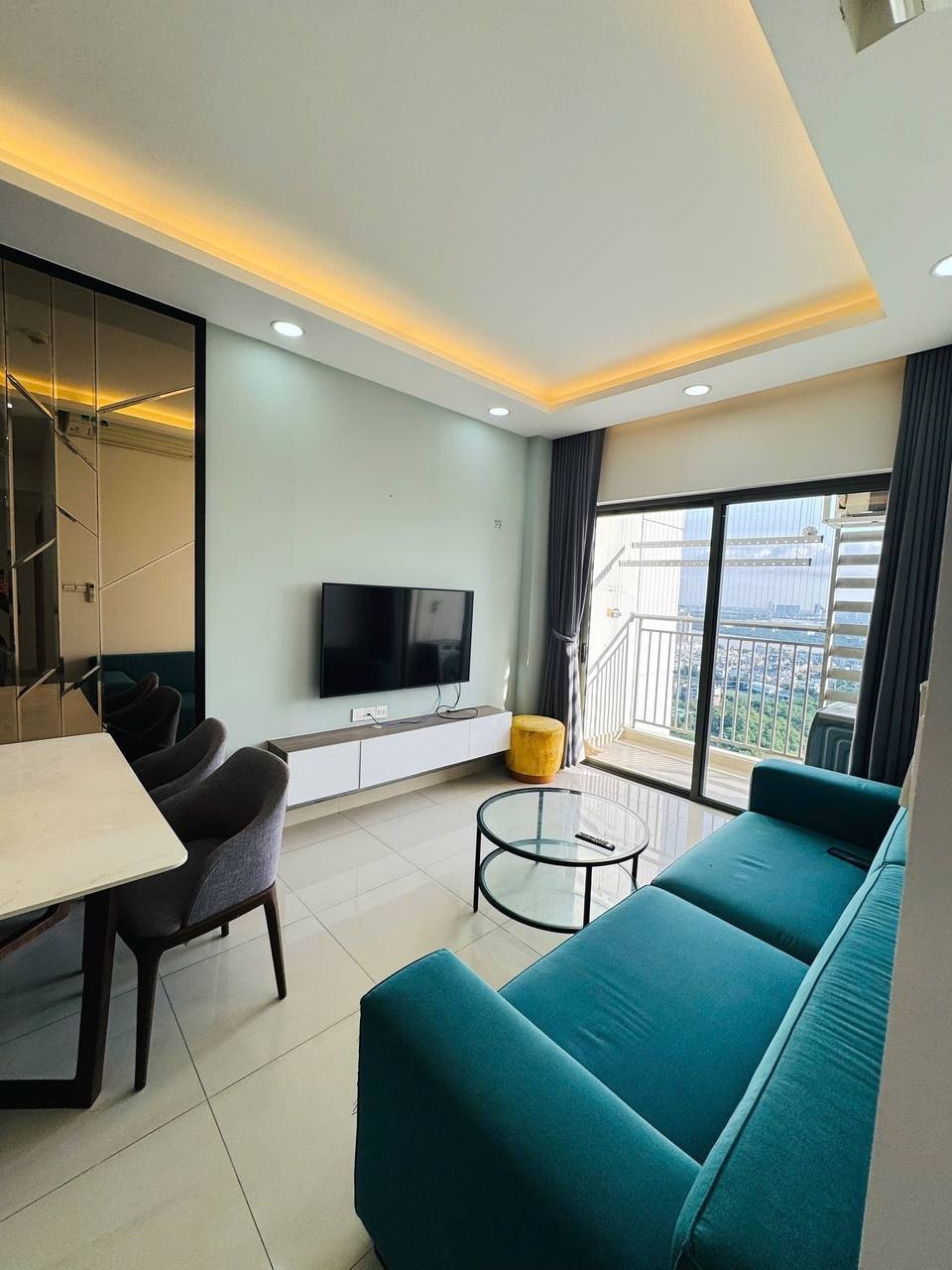 Cho thuê căn 2PN 76m² tháp tầng cao The Sun Avenue, view sông Sài Gòn, trống sẵn