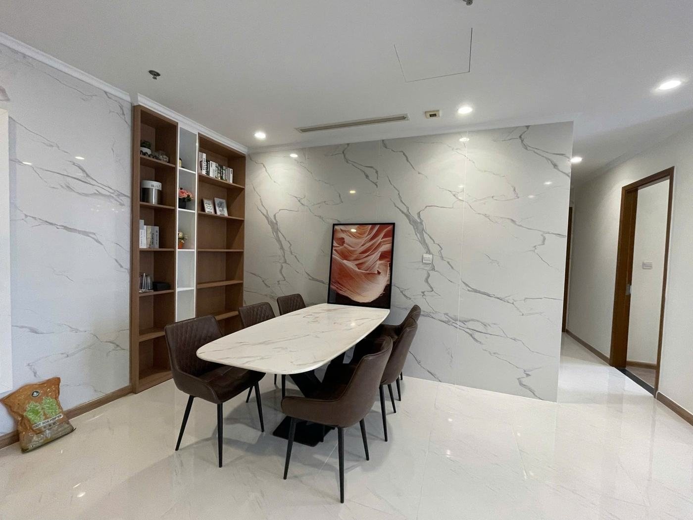 Căn 3PN full nội thất, phòng khách kính lớn, ảnh 3