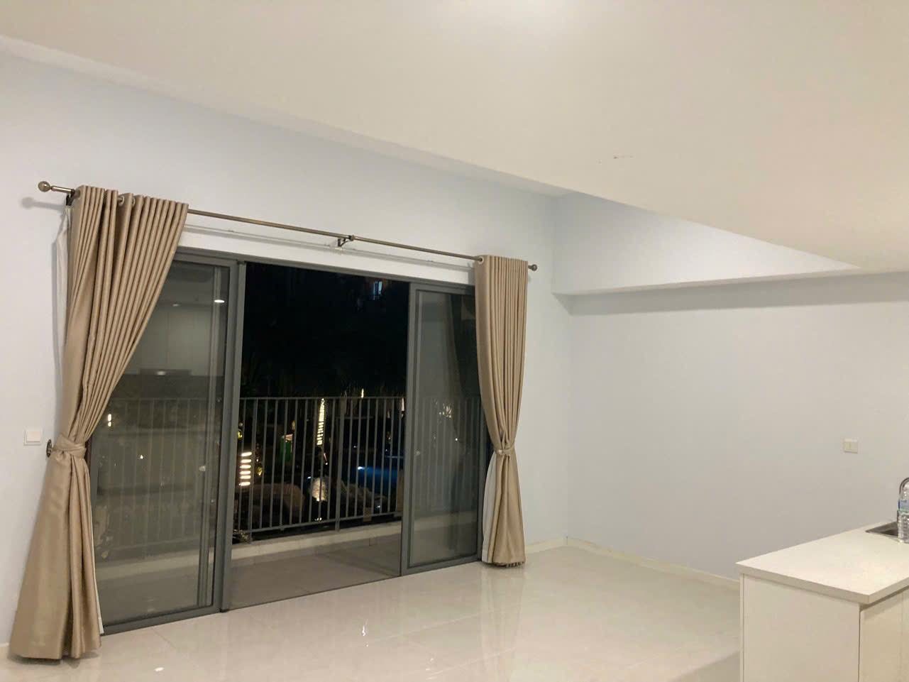 Căn nhà trống, ban công nhìn nội khu