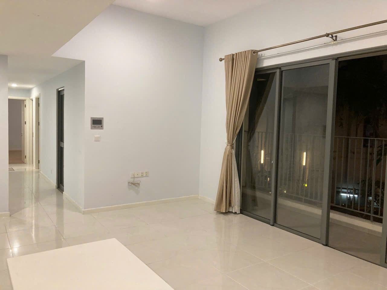 Căn nhà trống, ban công nhìn nội khu, ảnh 2